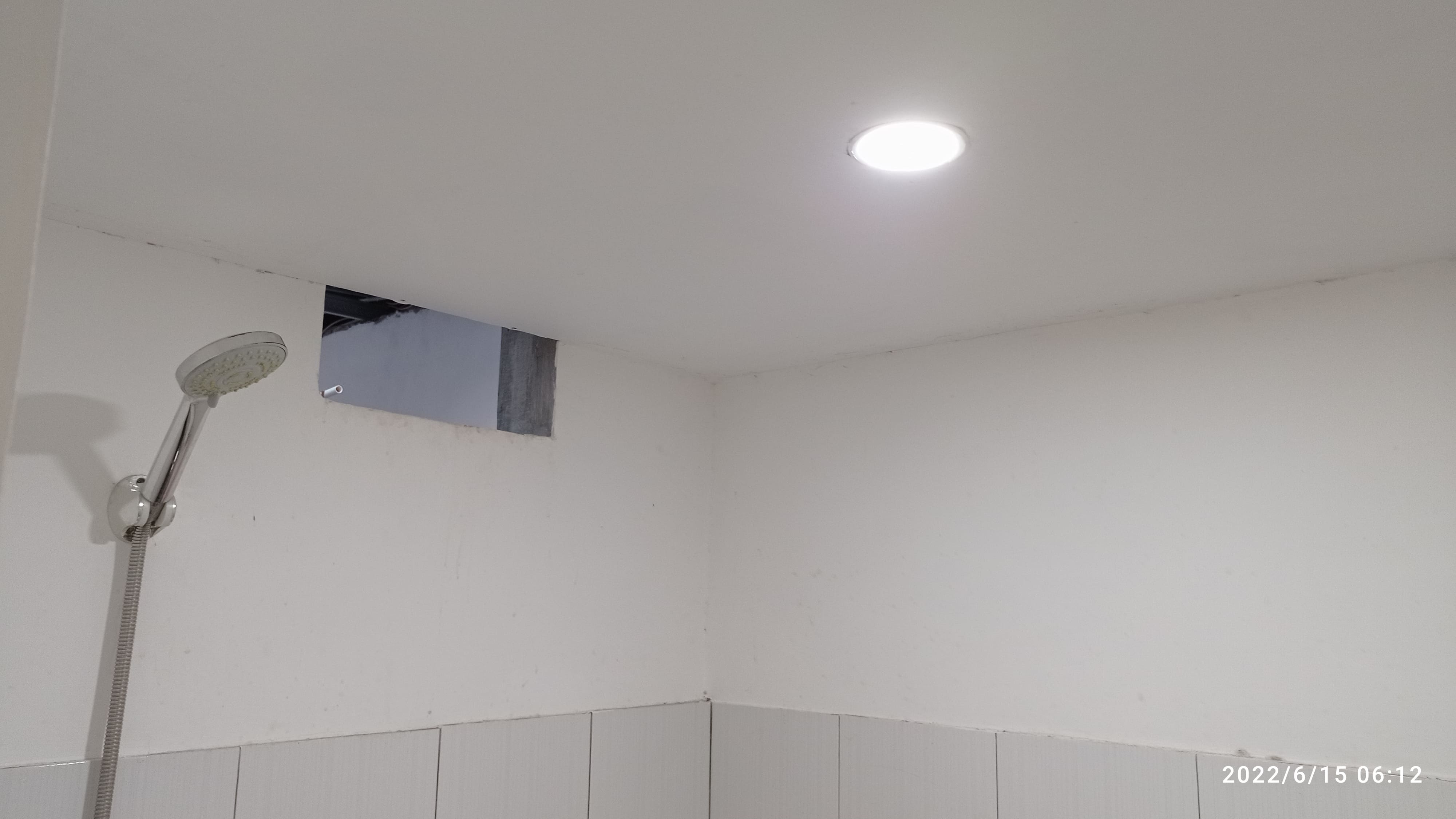 Foto Kamar J (Deluxe Room)  Kost Surabaya